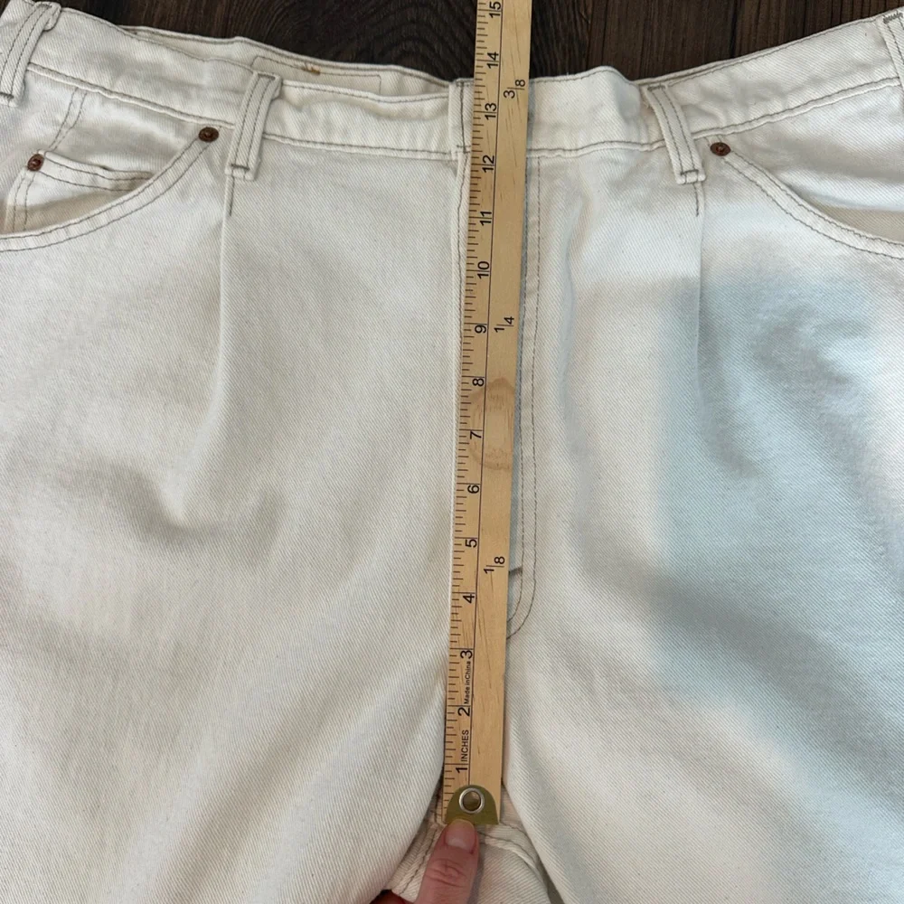 Vintage Levi’s Men’s 580 Baggy Fit Tapered Leg Cream Denim Jeans (Size 42 X 32)